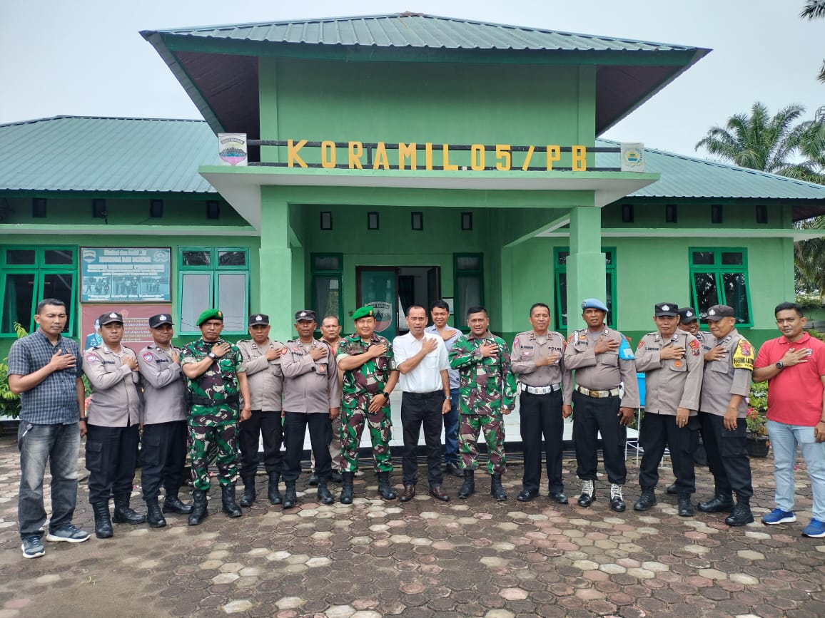 Kanit Reskrim Polsek Padang Bolak, Ipda Danni M Sidauruk, dan anggota berfoto bersama dengan Danramil 05/PB, Kapten Inf Mahmud Nasution, beserta personelnya
