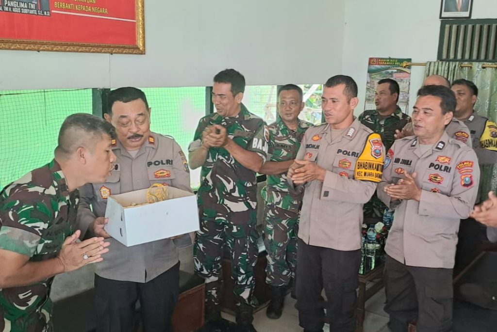 Kapolsek Batang Toru Beri Kejutan Ultah ke Danramil 01/BT di HUT TNI