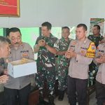 Danramil 01/BT, Kapten Inf H Sirait, meniup lilin kue Ultah yang dibawa Kapolsek Batang Toru, Iptu RN Tarigan, sebagai wujud syukur atas HUT TNI ke-79