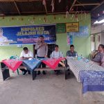 Kabag Ren Polres Tapsel, Kompol Rudi Siregar, didampingi Kanit I Pidum Sat Reskrim, Ipda Maraden Hutabarat, saat memberi arahan ke masyarakat di sela gerakan Kapolres Jelajah Huta