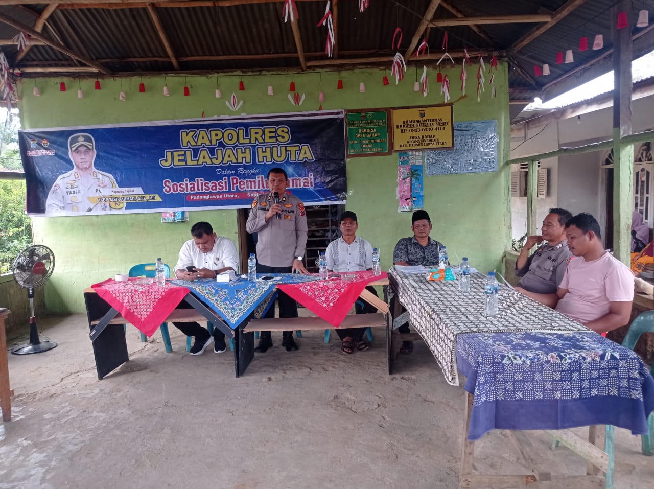 Kabag Ren Polres Tapsel, Kompol Rudi Siregar, didampingi Kanit I Pidum Sat Reskrim, Ipda Maraden Hutabarat, saat memberi arahan ke masyarakat di sela gerakan Kapolres Jelajah Huta