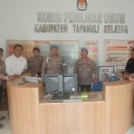 Kasi Propam Polres Tapsel, AKP R Triharjanto, bersama personel saat melakukan pengecekan dan monitoring keamanan di Kantor KPU
