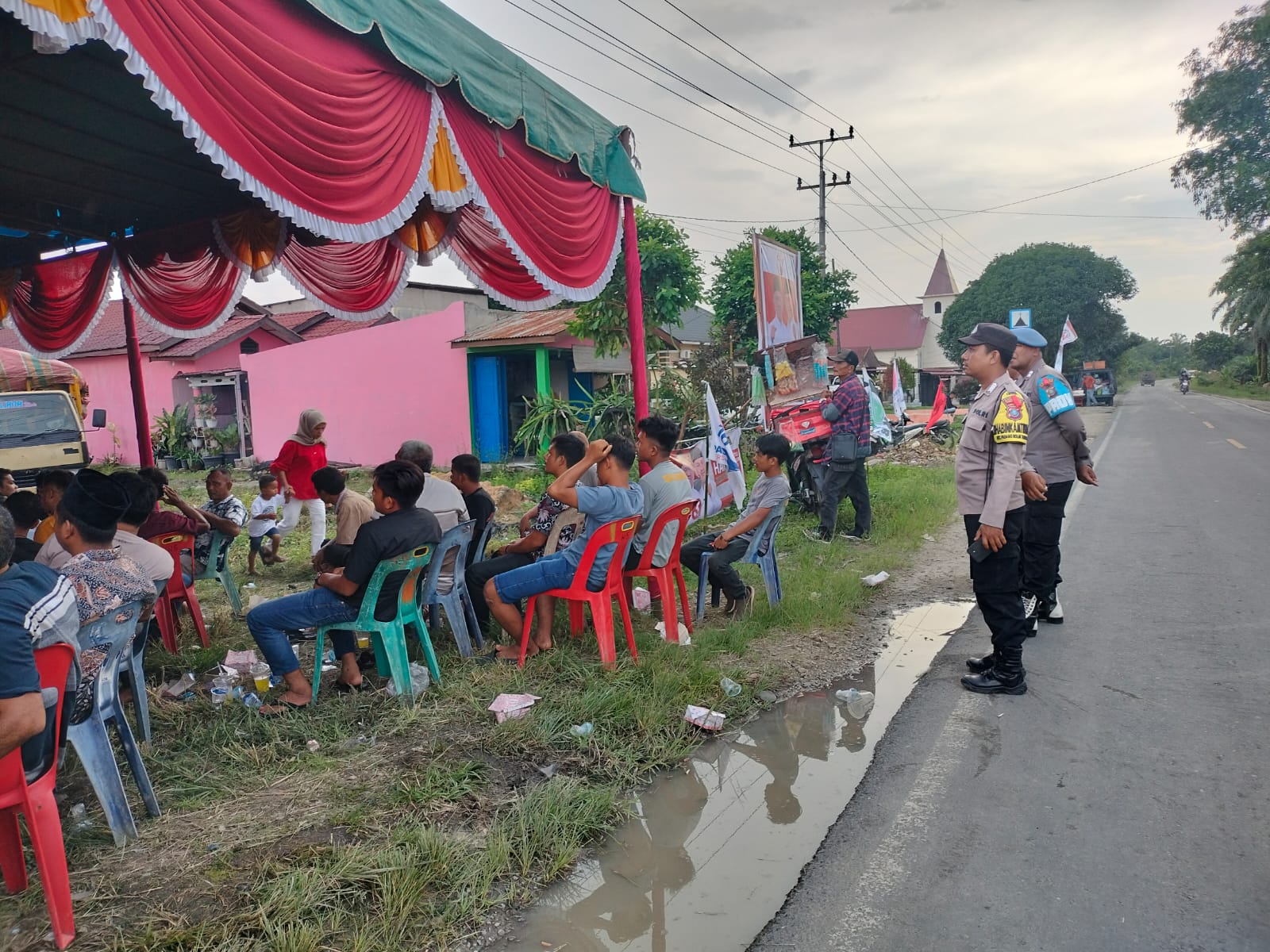Personel Polsek Padang Bolak saat hadir untuk mengawal dan pengamanan kampanye salah satu Paslon Bupati Paluta