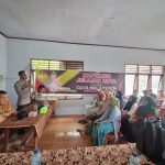 Kasiwas Polres Tapsel, AKP Ismaya, saat memberi arahan ke masyarakat Kabupaten Padang Lawas Utara di sela gerakan Kapolres Jelajah Huta