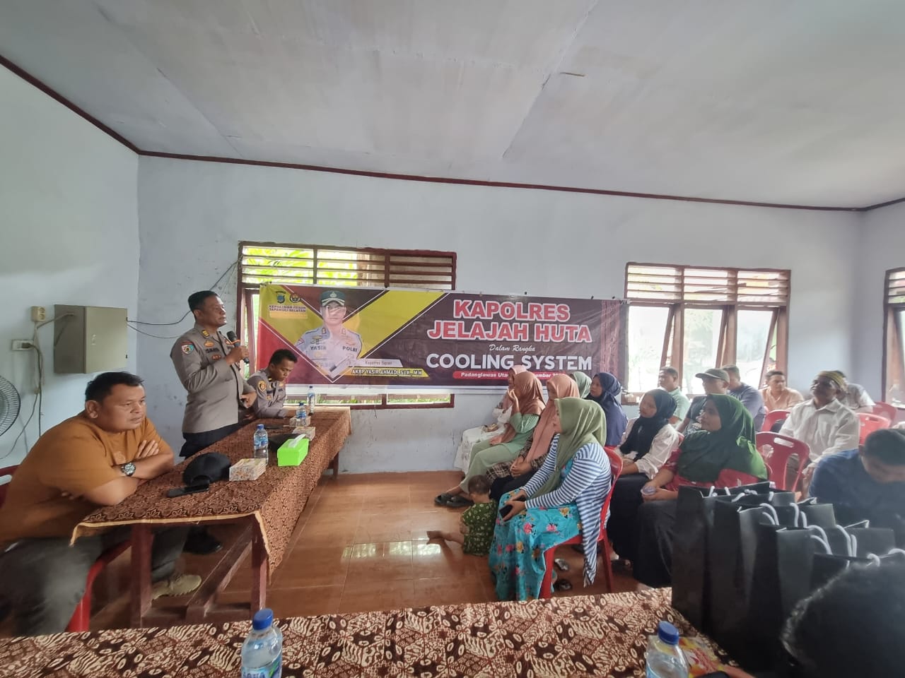 Kasiwas Polres Tapsel, AKP Ismaya, saat memberi arahan ke masyarakat Kabupaten Padang Lawas Utara di sela gerakan Kapolres Jelajah Huta