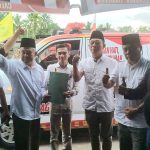 Ketua Tim Pemenangan BAGUSI Tapsel, Marasaud Harahap, menyerahkan kunci Ambulans kepada Ketua Tim Pemenangan BAGUSI Kecamatan Angkola Sangkunur, Irmansyah Siregar, disaksikan Paslon No.1, Gus Irawan Pasaribu dan Jafar Syahbuddin Ritonga