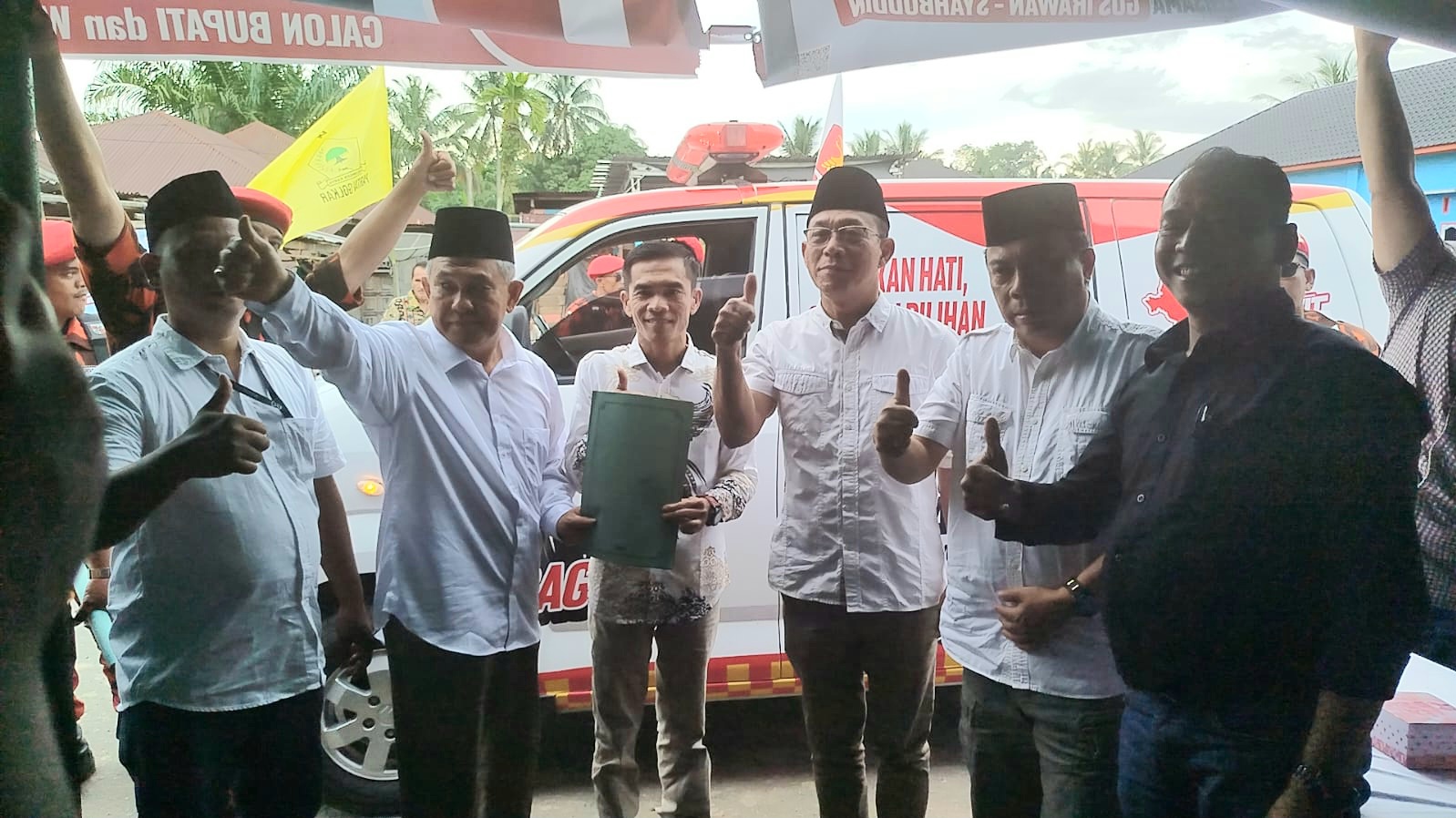 Ketua Tim Pemenangan BAGUSI Tapsel, Marasaud Harahap, menyerahkan kunci Ambulans kepada Ketua Tim Pemenangan BAGUSI Kecamatan Angkola Sangkunur, Irmansyah Siregar, disaksikan Paslon No.1, Gus Irawan Pasaribu dan Jafar Syahbuddin Ritonga