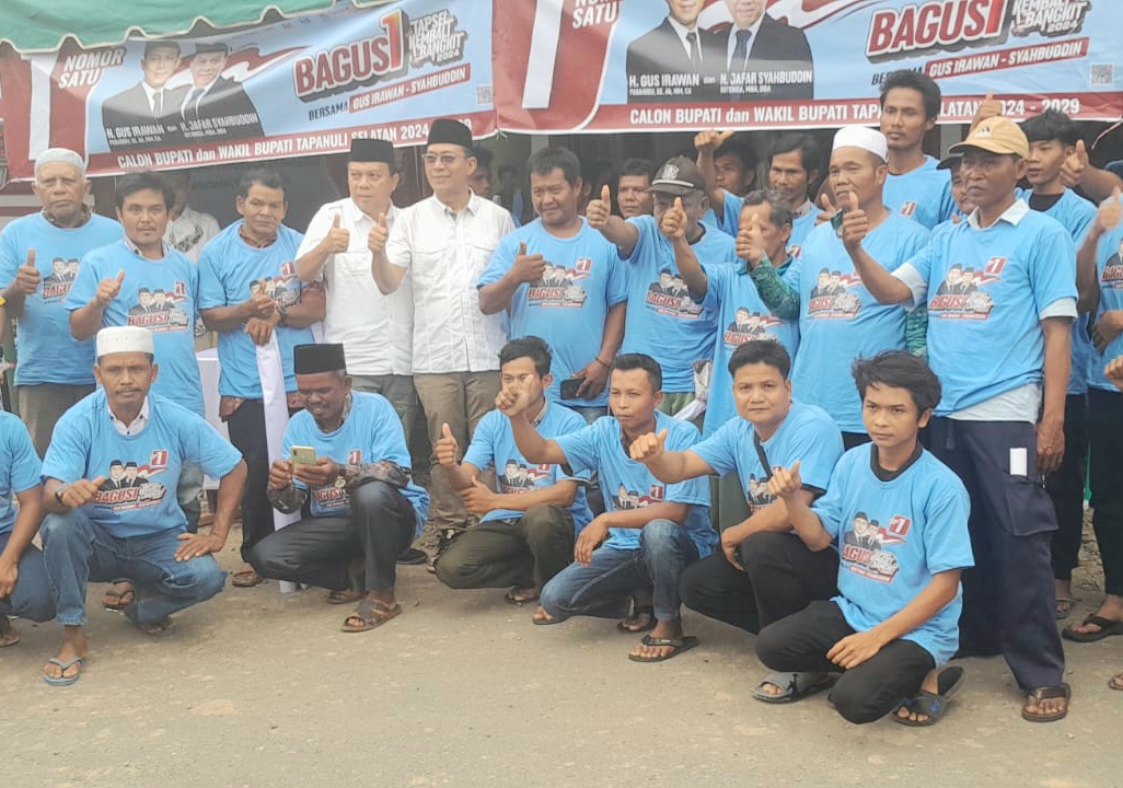 Paslon Bupati dan Wakil Bupati Tapsel No.1, Gus Irawan Pasaribu dan Jafar Syahbuddin Ritonga (BAGUSI), berfoto bersama dengan masyarakat etnis Nias yang tergabung dalam PPMN Tabagsel serta Tim Pemenangan BAGUSI Kecamatan Angkola Sangkunur lainnya