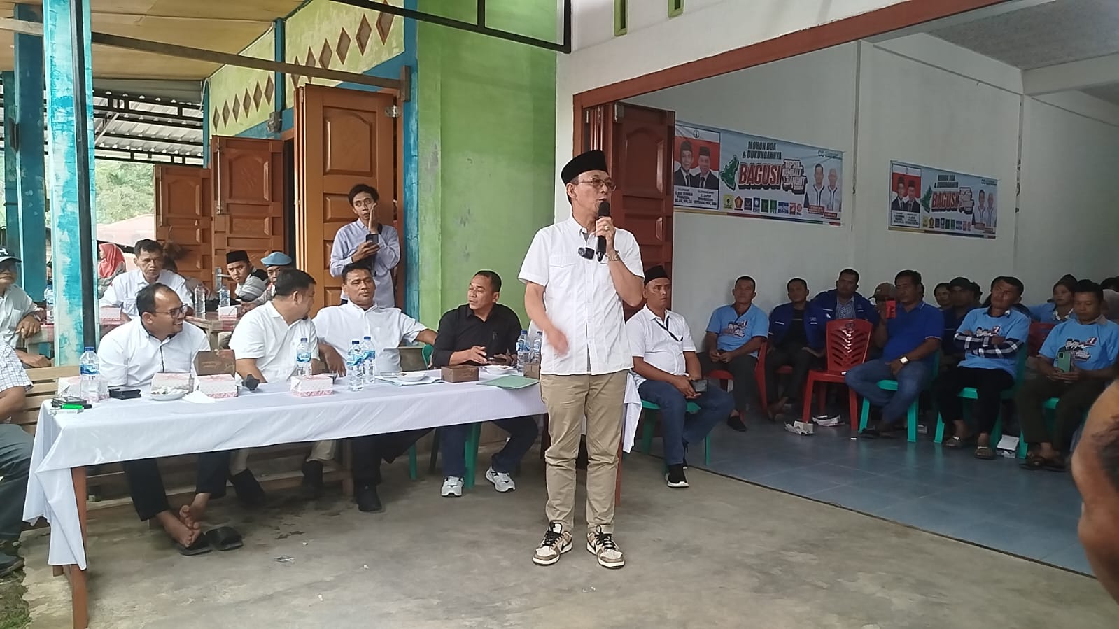 Calon Bupati dan Wakil Bupati Tapsel (No.1), Gus Irawan Pasaribu bersama Jafar Syahbuddin Ritonga (BAGUSI) memberi paparan seusai pengukuhan Tim Pemenangan BAGUSI Kecamatan Angkola Sangkunur