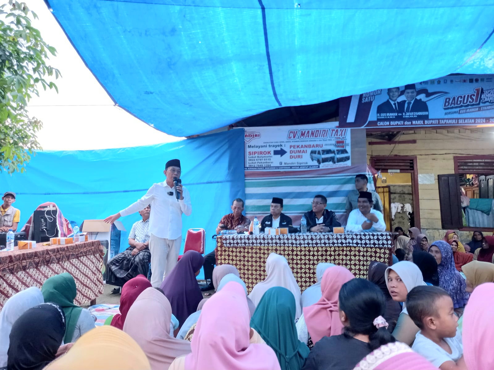 Calon Bupati Tapsel No.1, Gus Irawan Pasaribu, saat menanggapi keluhan warga Desa Bulu Mario terkait penderitaan warga di sana 3 tahun terakhir