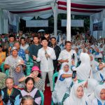 Calon Bupati No.1, Gus Irawan Pasaribu, berfoto bersama masyarakat Kecamatan Marancar usai menanggapi keluhan mereka terkait pembangunan yang 'mittop'