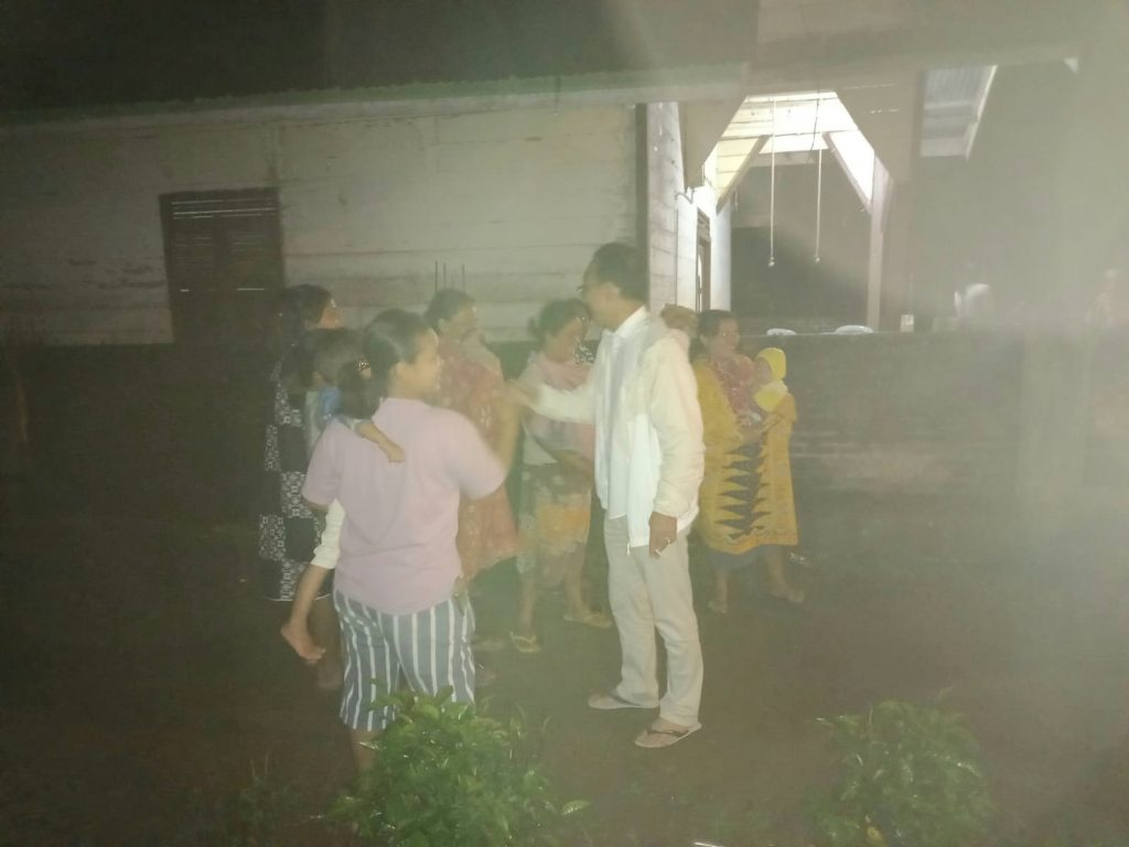 Hingga Malam, Gus Irawan Tak Bosan Jemput Keluh Kesah Warga Tapsel