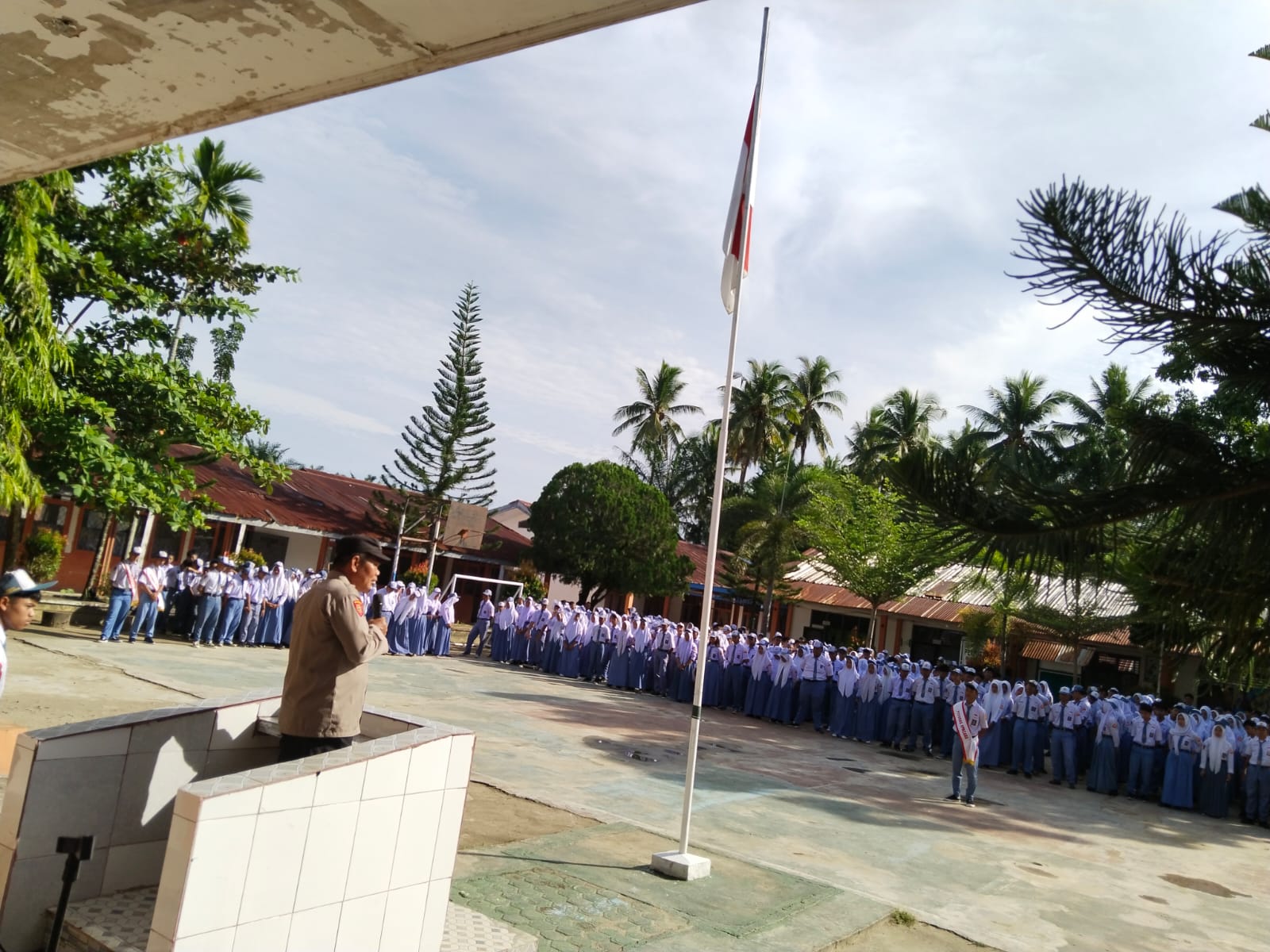 Kanit Binmas Polsek Padang Bolak, Aiptu Safrizal Siregar, saat menyampaikan sosialisasi ke para pelajar terkait pencegahan aksi kenakalan remaja dan lainnya