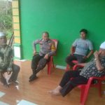 Bhabinkamtibmas Polsek Dolok, Bripka Amranuddin, saat menyambangi warga binaan sekaligus mengajak untuk menjaga suasana Pilkada damai