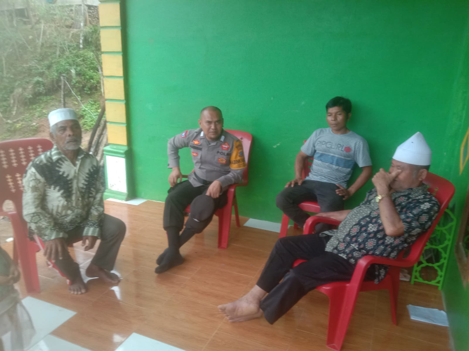 Bhabinkamtibmas Polsek Dolok, Bripka Amranuddin, saat menyambangi warga binaan sekaligus mengajak untuk menjaga suasana Pilkada damai