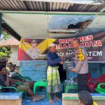 Kabag Ops Polres Tapsel, Kompol Abdi Abdillah, saat menyerahkan souvenir ke perwakilan masyarakat di sela gerakan Kapolres Jelajah Huta