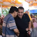 Bachrum Harahap (kiri) berpelukan bersama anaknya, Andar Amin Harahap (kanan) saat syukuran Ultah-nya yang ke-72 di Desa Batu Tambun, Kecamatan Padang Bolak, Kabupaten Paluta