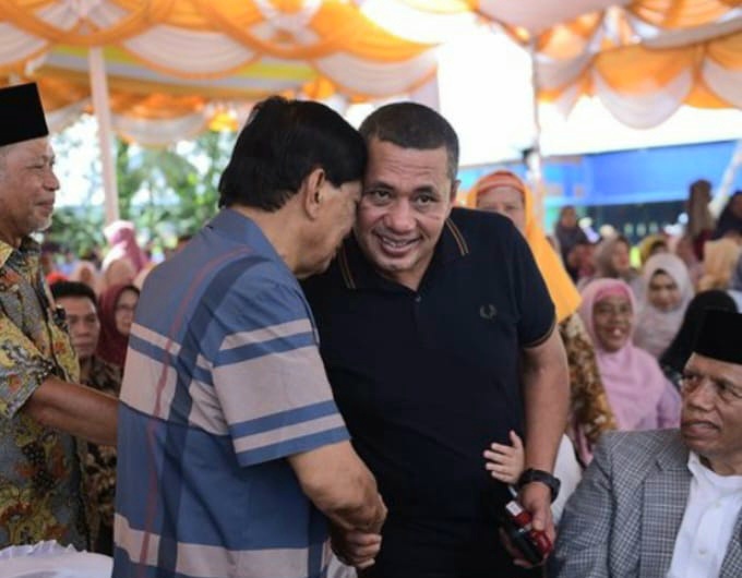 Bachrum Harahap (kiri) berpelukan bersama anaknya, Andar Amin Harahap (kanan) saat syukuran Ultah-nya yang ke-72 di Desa Batu Tambun, Kecamatan Padang Bolak, Kabupaten Paluta