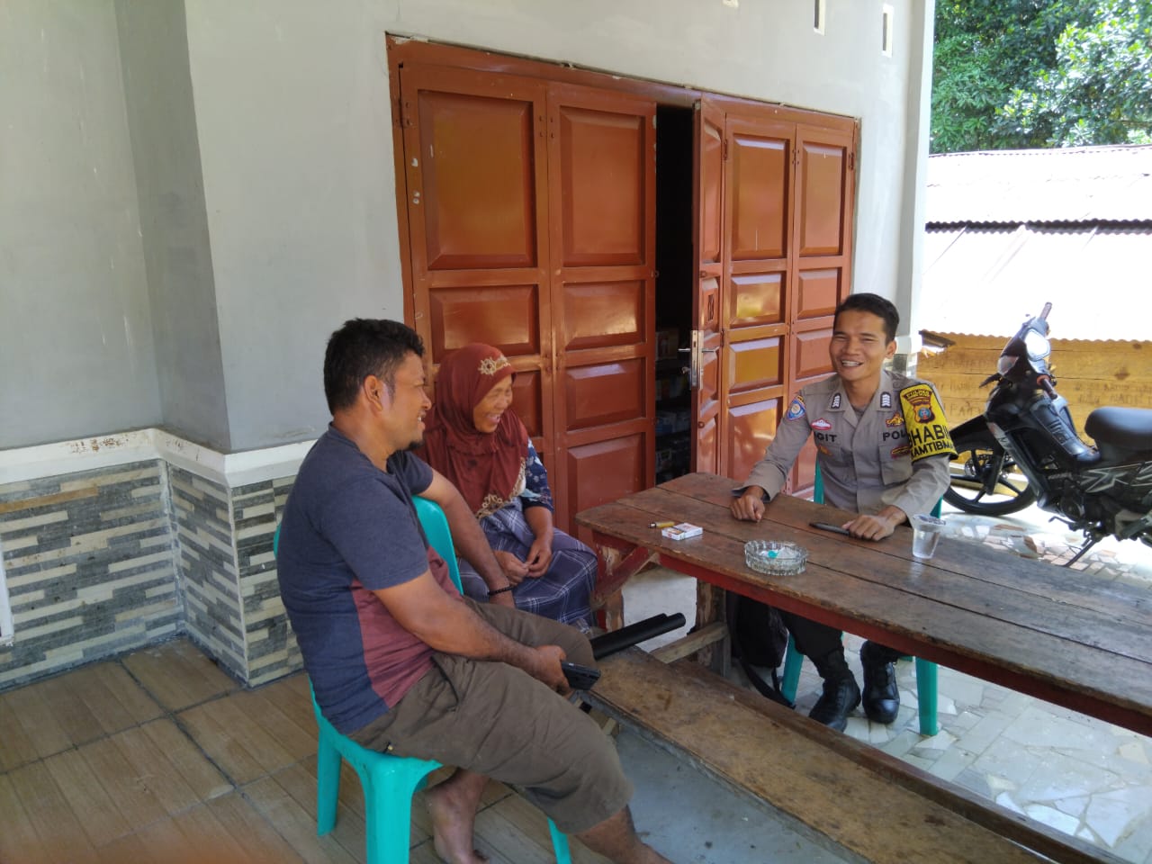 Personel Polsek Dolok saat menyambangi warga di pelosok Desa untuk mengingatkan bahaya narkoba