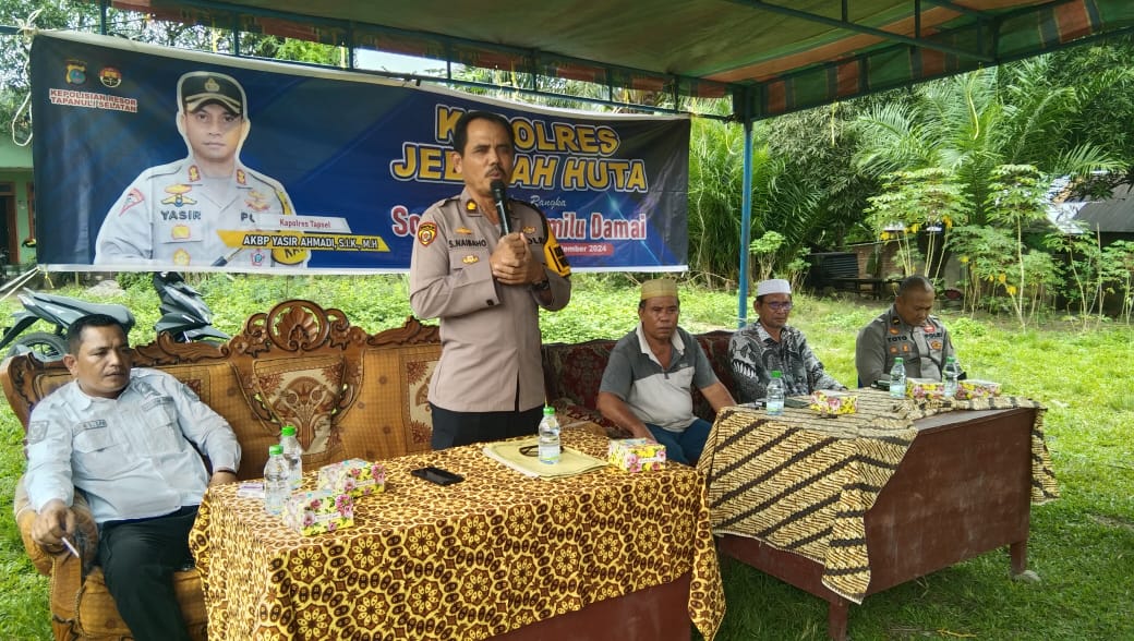 Kabag SDM Polres Tapsel, Kompol Sumanto Naibaho, saat memberi paparan ke masyarakat di sela gerakan Kapolres Jelajah Huta
