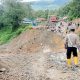 Beginilah kawasan jalur Batu Jomba yang putus total akibat longsor buntut dari cuaca ekstrem yang melanda Kabupaten Tapsel akhir-akhir ini. Sat Lantas Polres Tapsel tampak siaga berada di jalur Batu Jomba, guna mengimbau pengendara memilih jalur alternatif lain selain Batu Jomba