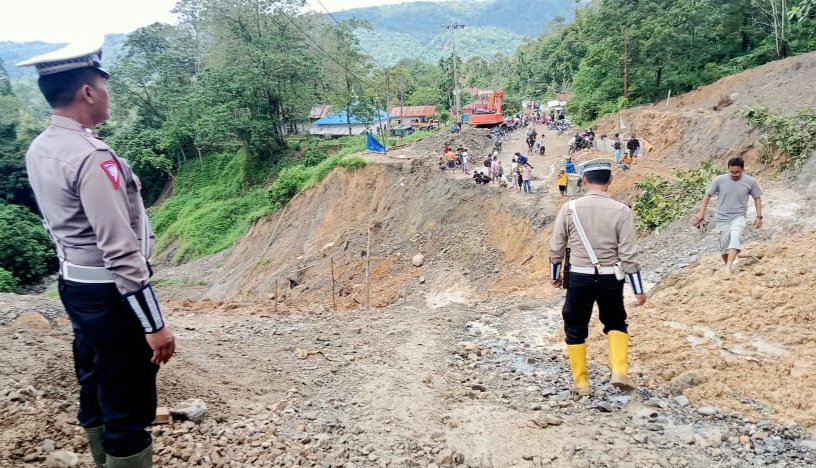 Beginilah kawasan jalur Batu Jomba yang putus total akibat longsor buntut dari cuaca ekstrem yang melanda Kabupaten Tapsel akhir-akhir ini. Sat Lantas Polres Tapsel tampak siaga berada di jalur Batu Jomba, guna mengimbau pengendara memilih jalur alternatif lain selain Batu Jomba