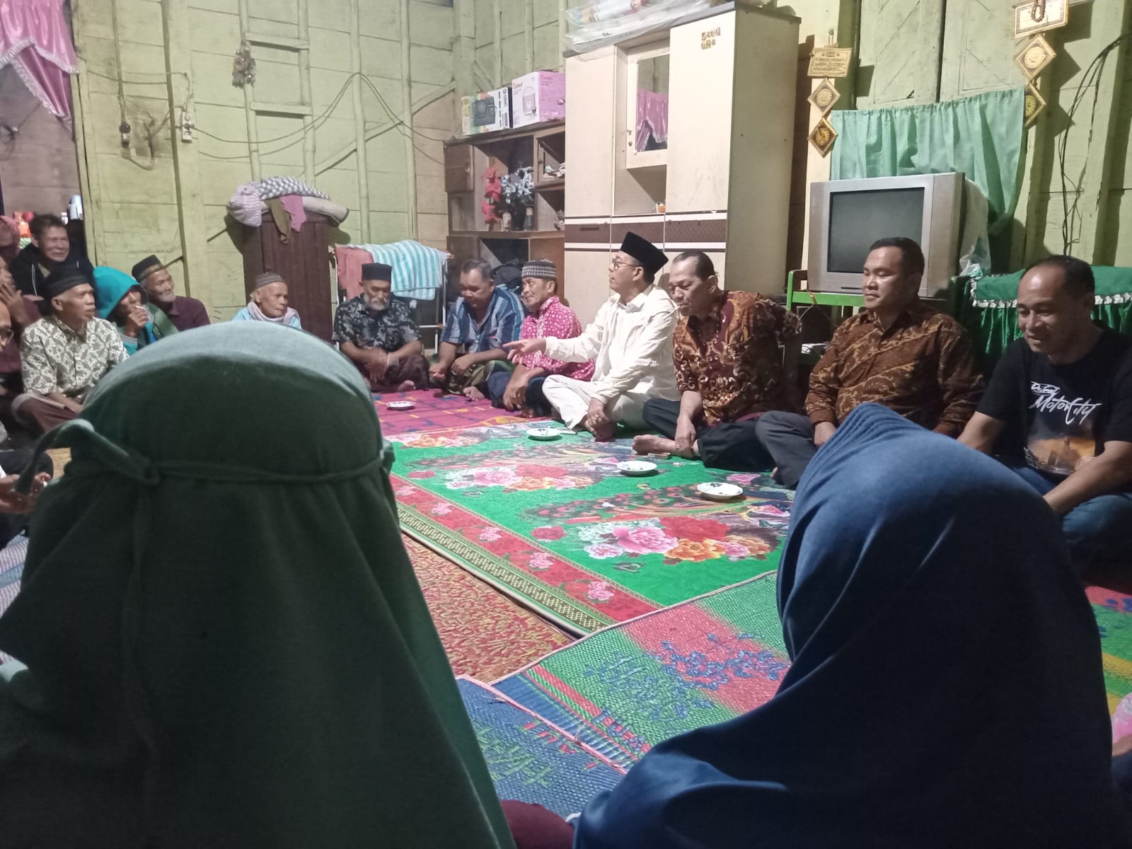 Calon Bupati Tapsel No.1, Gus Irawan Pasaribu, saat bersilaturahmi sekaligus menampung aspirasi masyarakat di Dusun Sitandiang, Desa Bulu Mario, Kecamatan Sipirok