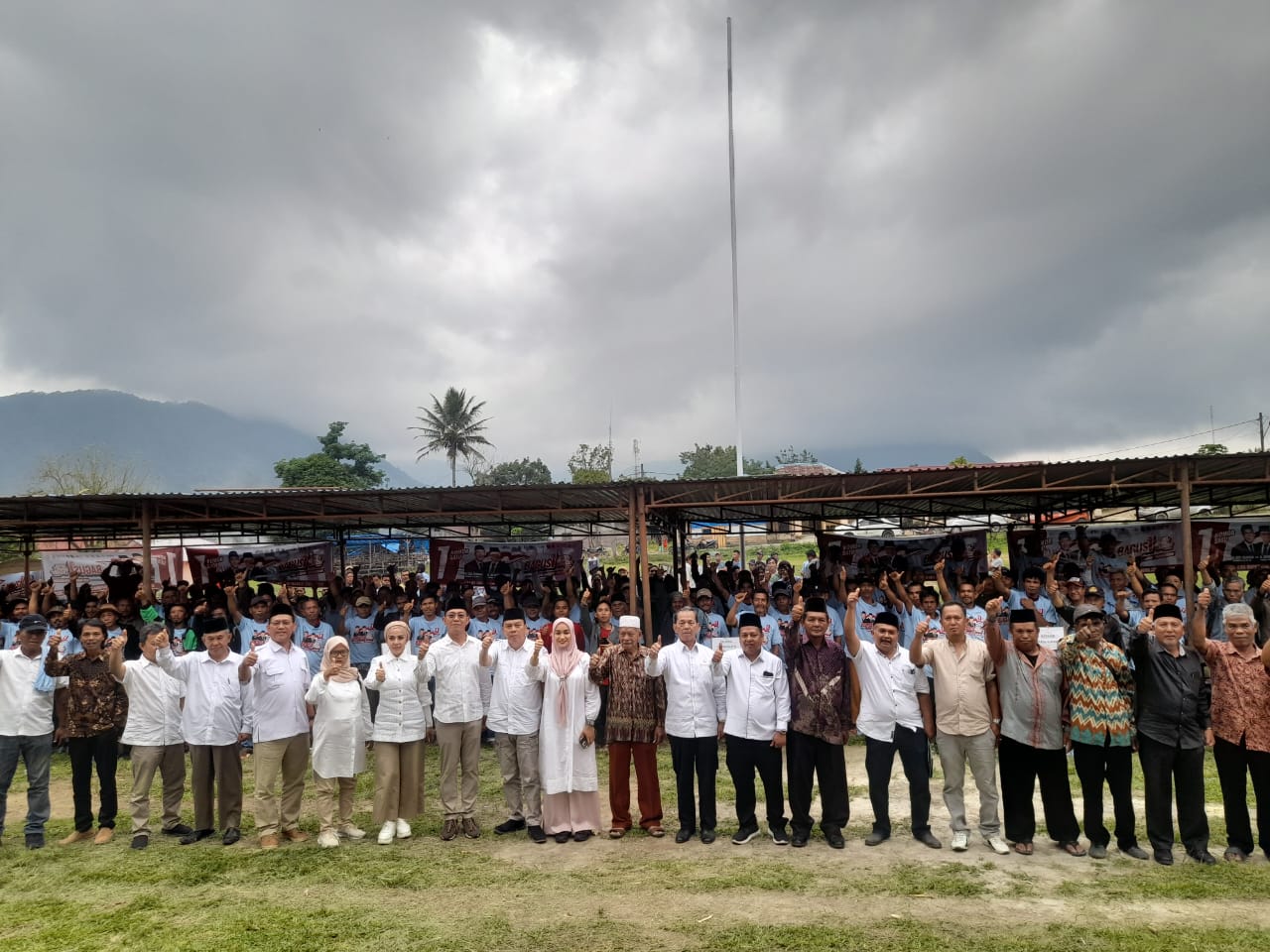 Paslon Bupati dan Wakil Bupati Tapsel No.1, Gus Irawan Pasaribu dan Jafar Syahbuddin Ritonga, foto bersama bersama 450 orang Tim Pemenangan BAGUSI Kecamatan SDH