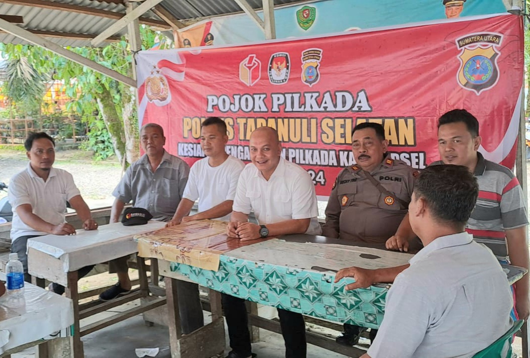 Kapolsek Batang Toru, Iptu RN Tarigan, bersama Panwascam, PPK, dan Tokoh Masyarakat, saat menampung aspirasi warga di pojok Pilkada Polres Tapsel di Kecamatan Muara Batang Toru