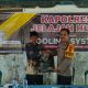 Kabag SDM Polres Tapsel, Kompol Sumanto Naibaho, saat menyerahkan souvenir kepada perwakilan masyarakat di sela gerakan Kapolres Jelajah Huta di Kabupaten Padang Lawas Utara