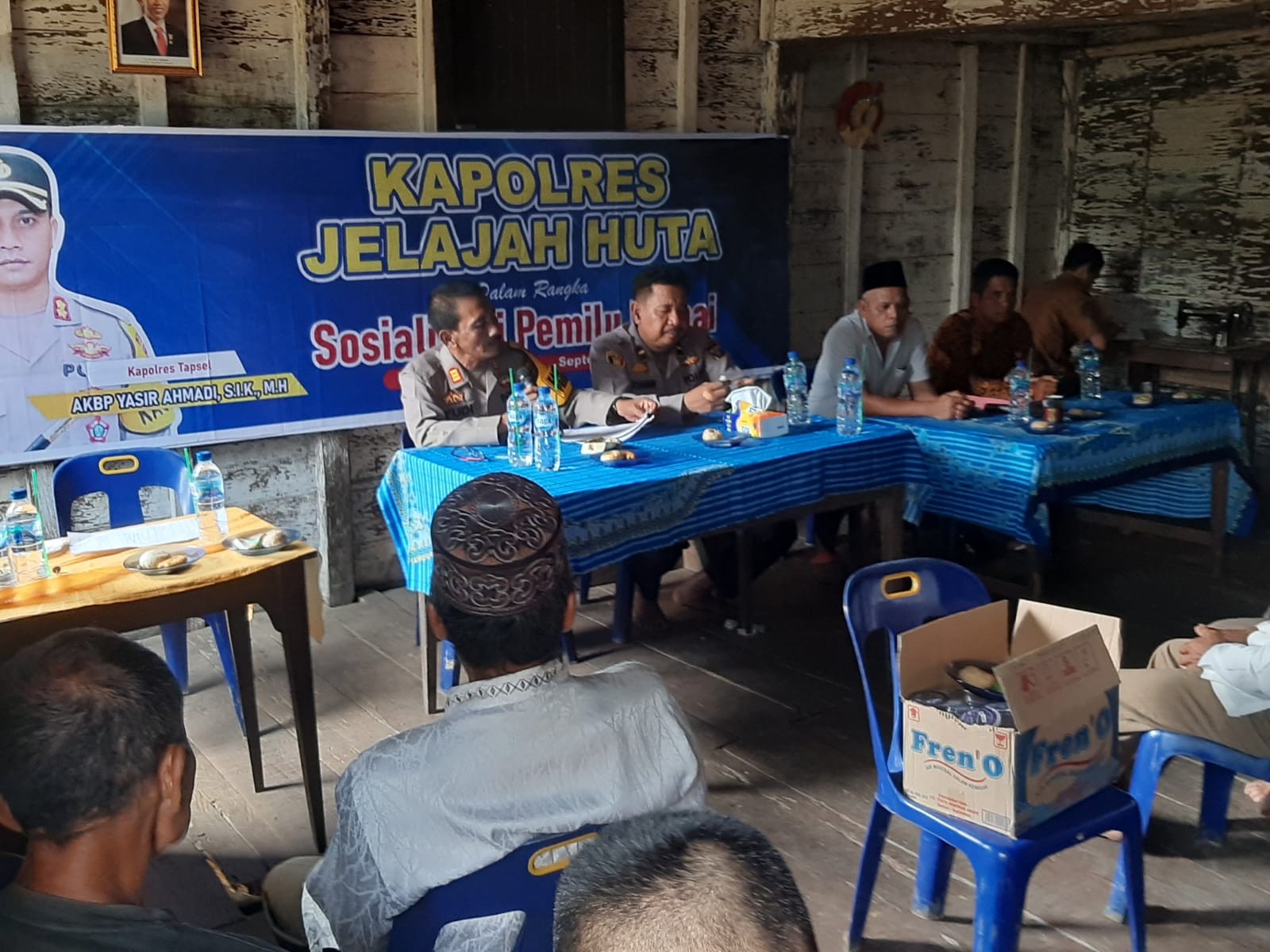 Kasat Binmas Polres Tapsel, AKP Eka Wahyudi, didampingi Ka SPKT, Ipda Irwan Sarumpaet, saat memberikan arahan ke perwakilan masyarakat di sela gerakan Kapolres Jelajah Huta