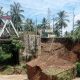 Salah satu dinding penahan jembatan Sihitang, Kecamatan Padangsidimpuan Tenggara, Kota Padangsidimpuan, akhirnya longsor, Sabtu (12/10/2024) siang. Ambrolnya dinding penahan itu diduga akibat derasnya aliran yang menerjang buntut dari hujan deras yang melanda akhir-akhir ini