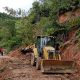 Sejumlah alat berat yang diterjunkan Pemkab Tapsel guna proses pembersihan material longsor yang menimbun ruas Jalan Sipirok menuju Sipagimbar, Kecamatan Saipar Dolok Hole