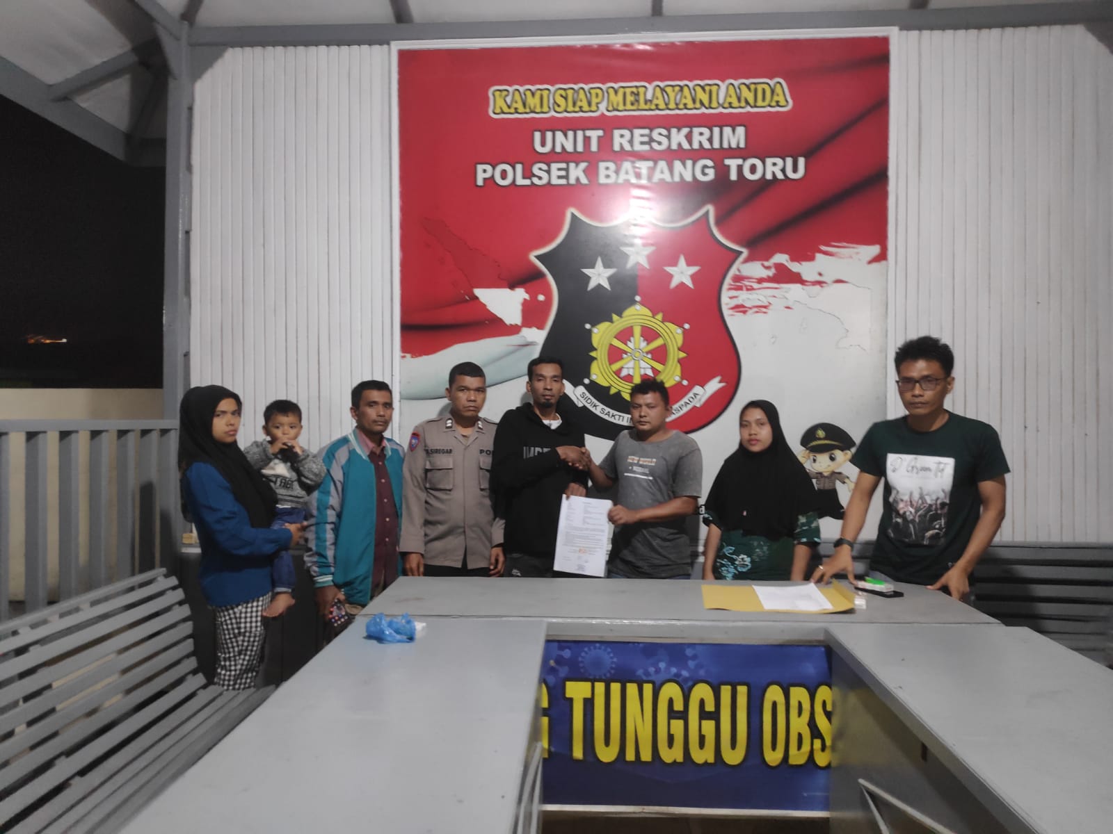 Kedua belah pihak yang sempat berselisih atas kasus dugaan penganiayaan akhirnya sepakat damai usai difasilitasi proses mediasinya oleh personel Polsek Batang Toru