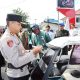 Kapolres Padangsidimpuan, AKBP Dr Wira Prayatna, saat menempel stiker ke becak bermotor yang berisi imbauan agar pengguna jalan tertib berlalulintas