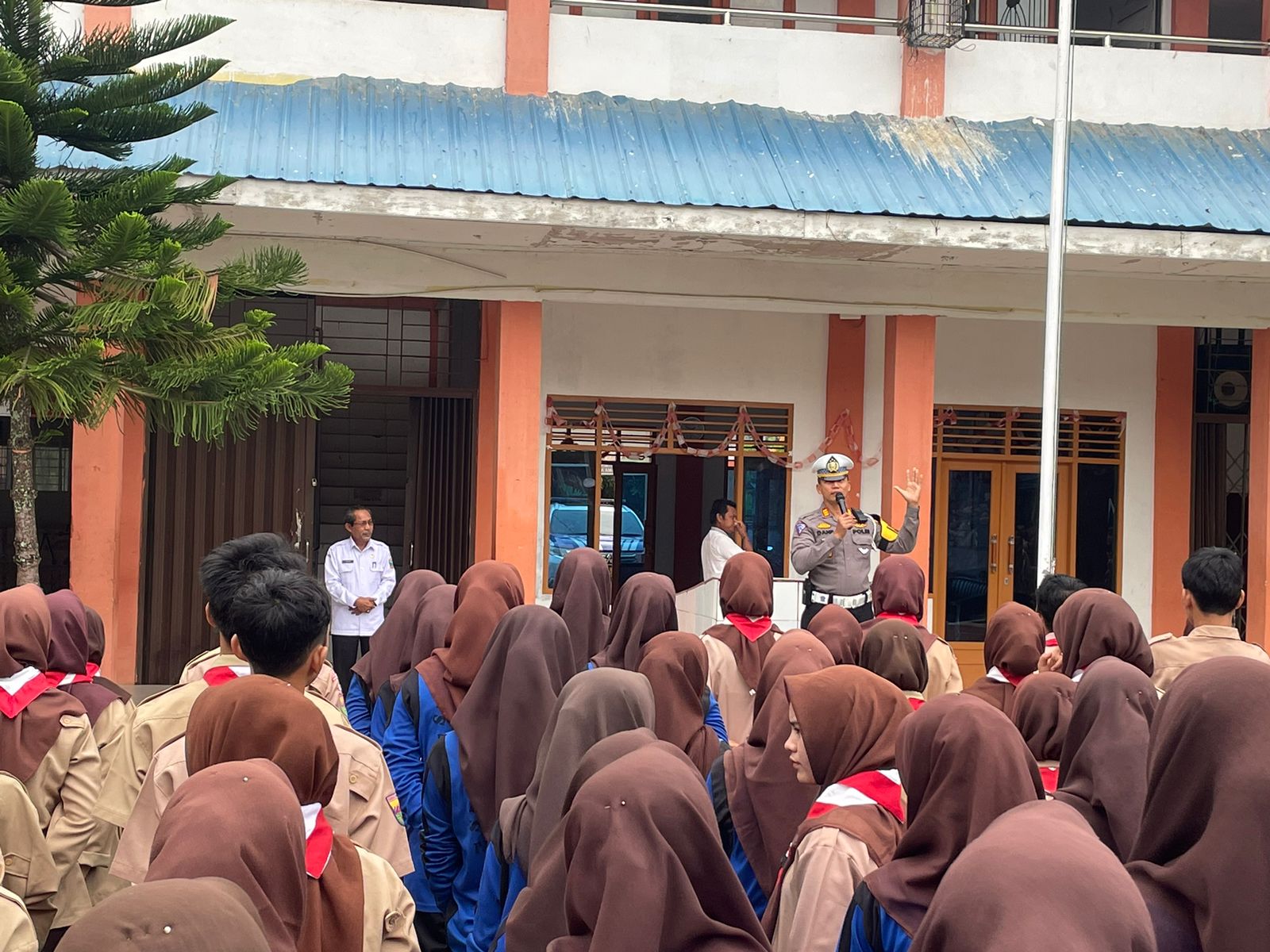 Kasat Lantas Polres Tapsel, AKP Danil Saragih, saat menyampaikan sosialisasi dan Dikmas ke para pelajar di SMAN 1 Paluta terkait keselamatan berlalulintas dalam rangka Ops Zebra Toba 2024