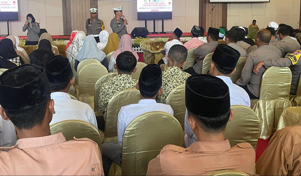 Kasat Lantas Polres Tapsel, AKP Danil Saragih, didampingi Kanit Regident, Ipda Edy Sofyan Nasution, saat menyampaikan pesan Dikmas tentang keselamatan berlalulintas di hadapan ribuan berbagai elemen masyarakat yang hadir di deklarasi dan ikrar 'jihad melawan narkoba' di Hotel Sapadia, Kabupaten Paluta