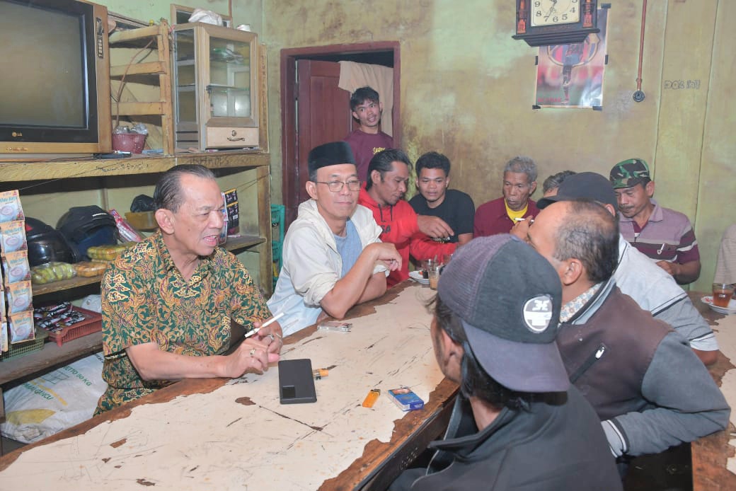 Calon Bupati Tapsel No.1, Gus Irawan Pasaribu, bersama mantan Bupati dua periode, Syahrul M Pasaribu, saat Mangopi dengan warga Desa Pargarutan Dolok, seraya menampung keluh kesah terkait perlambatan pembangunan di sana