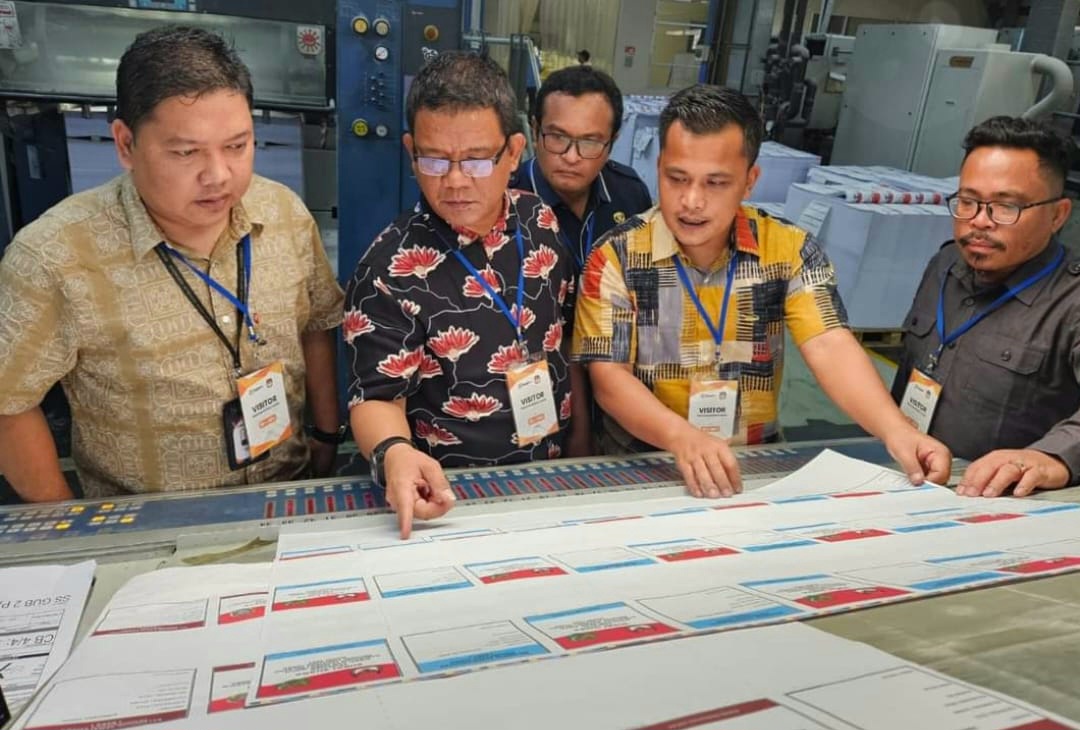 Komisioner KPU Tapsel Divisi Teknis Penyelenggaraan, Efendi Rambe, Komisioner KPU Divisi Perencanaan Data dan Informasi Yassir Husein Pardede, bersama Kasat Samapta Polres Tapsel, AKP Tona Simanjuntak, SH, saat melakukan pengecekan dan pemeriksaan pencetakan surat suara pemilihan Bupati-Wakil 2024 di PT Gramedia Cikarang, Kabupaten Bekasi, Provinsi Jawa Barat