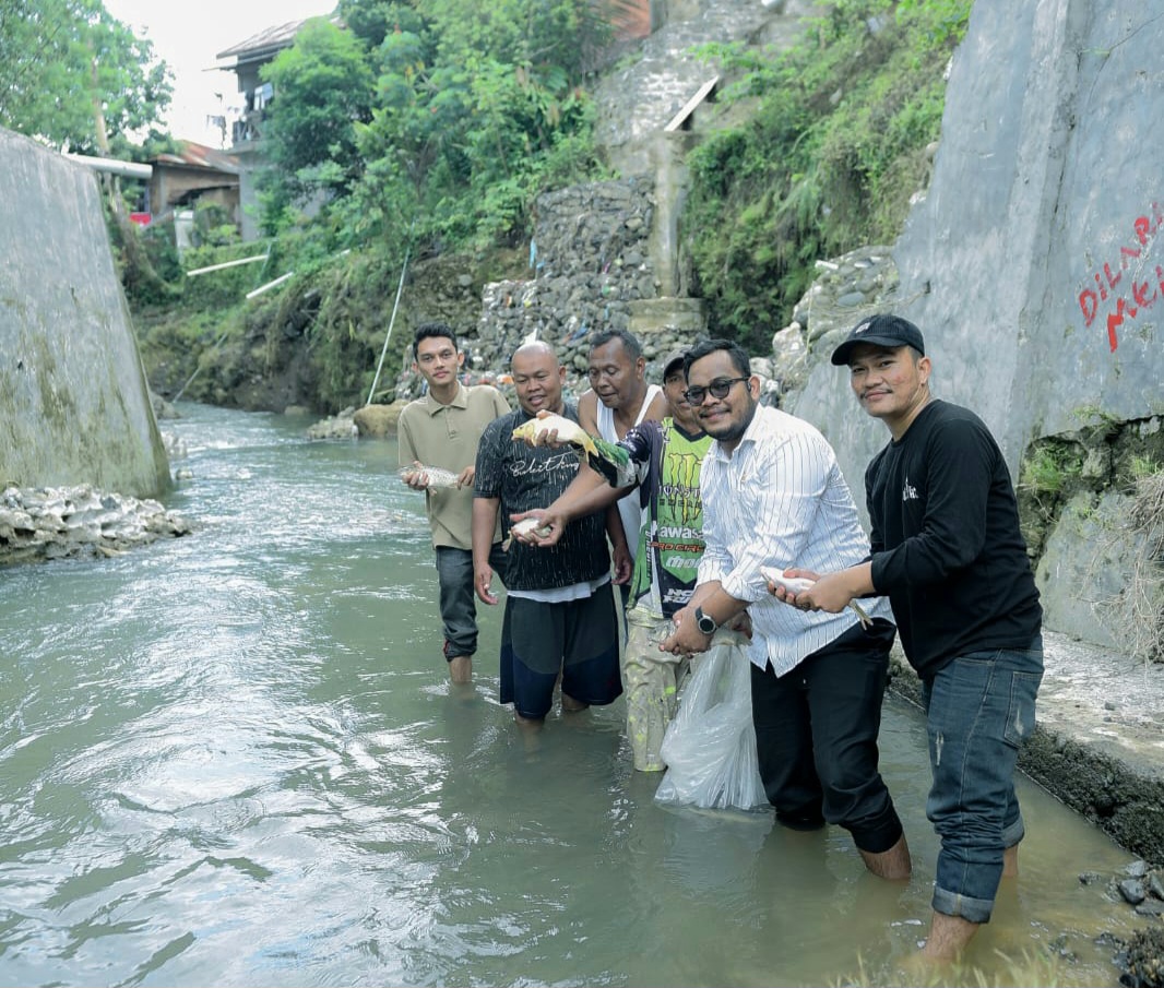 M Fajar Dalimunthe, anggota DPRD Padangsidimpuan dari PDI Perjuangan saat menebar ikan di Sungai Lubuk Larangan, Kelurahan Tano Bato