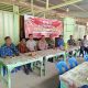 Kapolsek Dolok, Iptu Suhardi, bersama PPK, Panwascam, TNI, dan masyarakat saat berbincang dalam nuansa Pojok Pilkada Polres Tapanuli Selatan
