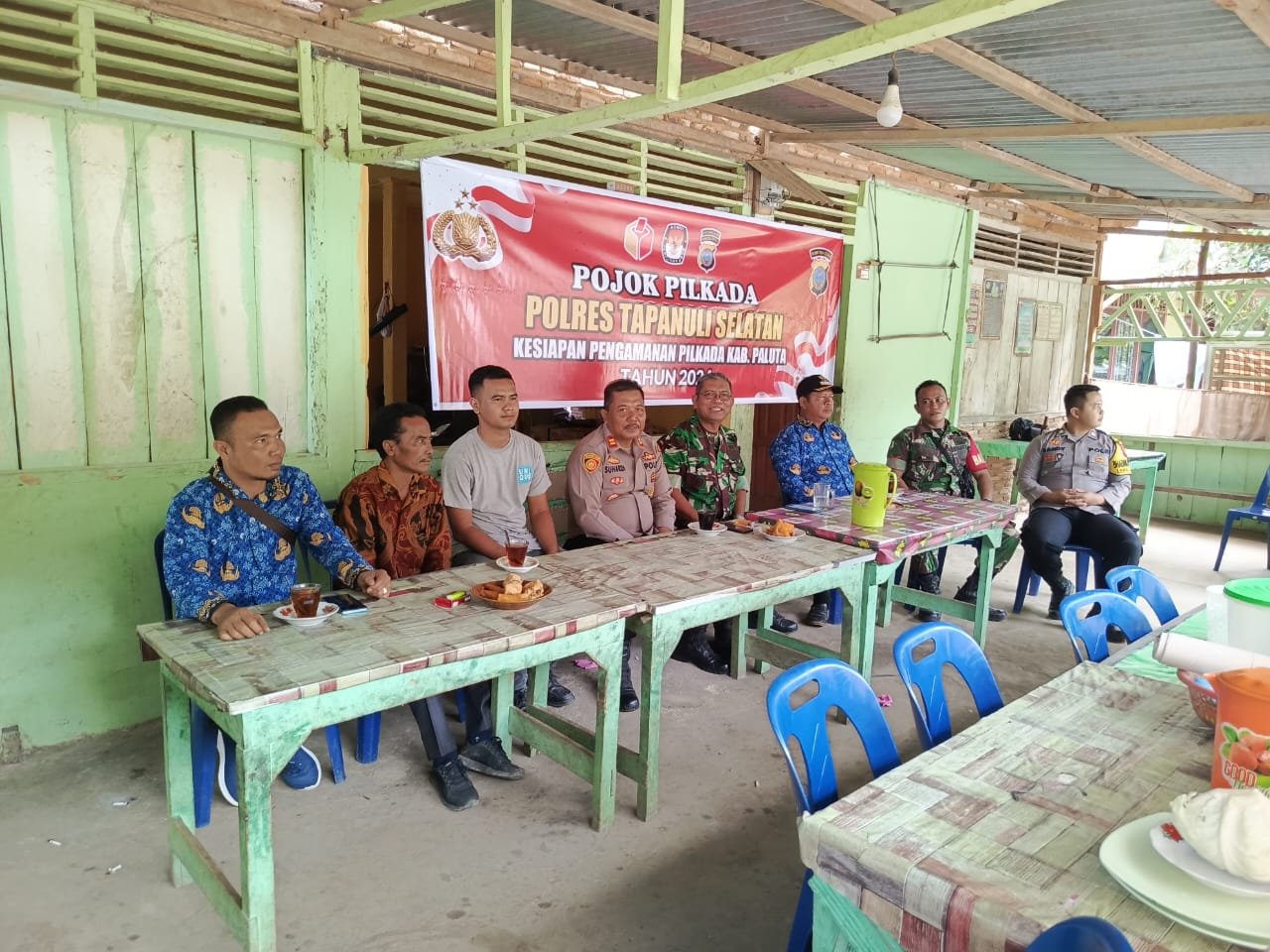 Kapolsek Dolok, Iptu Suhardi, bersama PPK, Panwascam, TNI, dan masyarakat saat berbincang dalam nuansa Pojok Pilkada Polres Tapanuli Selatan