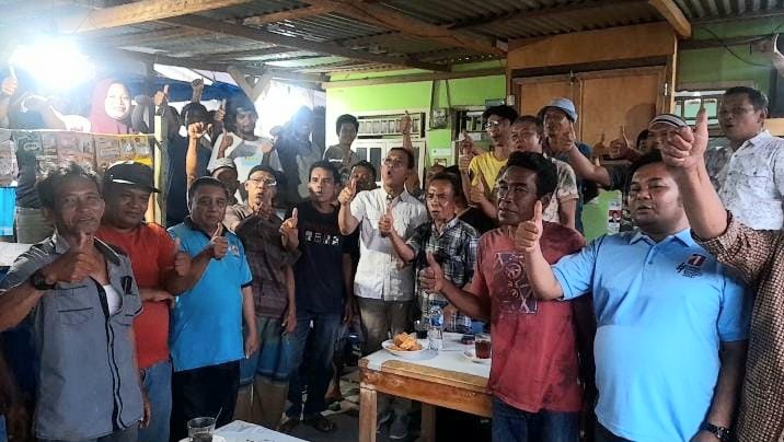 Calon Bupati Tapsel No.1, Gus Irawan Pasaribu bersama warga ucapkan selamat ultah kepada Presiden RI terpilih ke-8, Prabowo Subianto, yang juga Ketua Umum Partai Gerindra