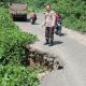 Bhabinkamtibmas Polsek Batang Angkola, Aiptu Ahmad Ridoan Nasution, saat meninjau salah satu titik Jalan Lintas yang terancam longsor di Angkola Selatan, Kabupaten Tapsel