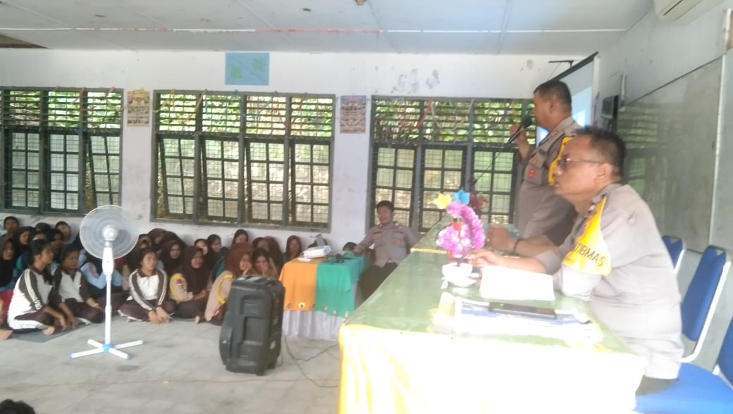 KBO Sat Binmas Polres Tapsel, Iptu Bangun Siregar, saat memberikan edukasi terkait bahaya kenakalan remaja saat menggelar bimbingan dan penyuluhan ke SMA Negeri 1 Sayur Matinggi