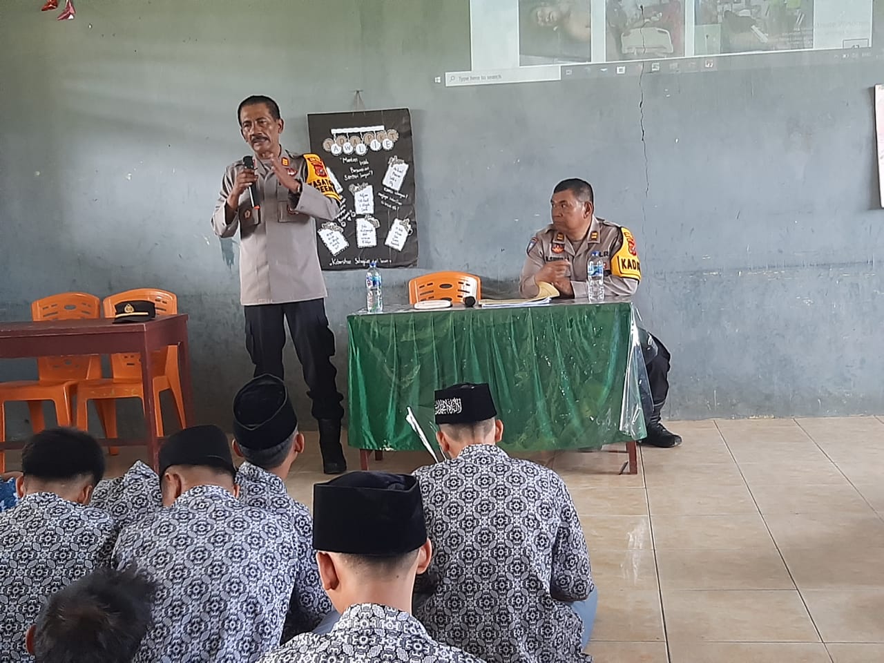Di hadapan ratusan siswa MAN di Desa Sipange, Kasat Binmas Polres Tapsel, AKP Eka Wahyudi, memberikan bimbingan sekaligus ajakan ke para siswa agar menjauhi narkoba