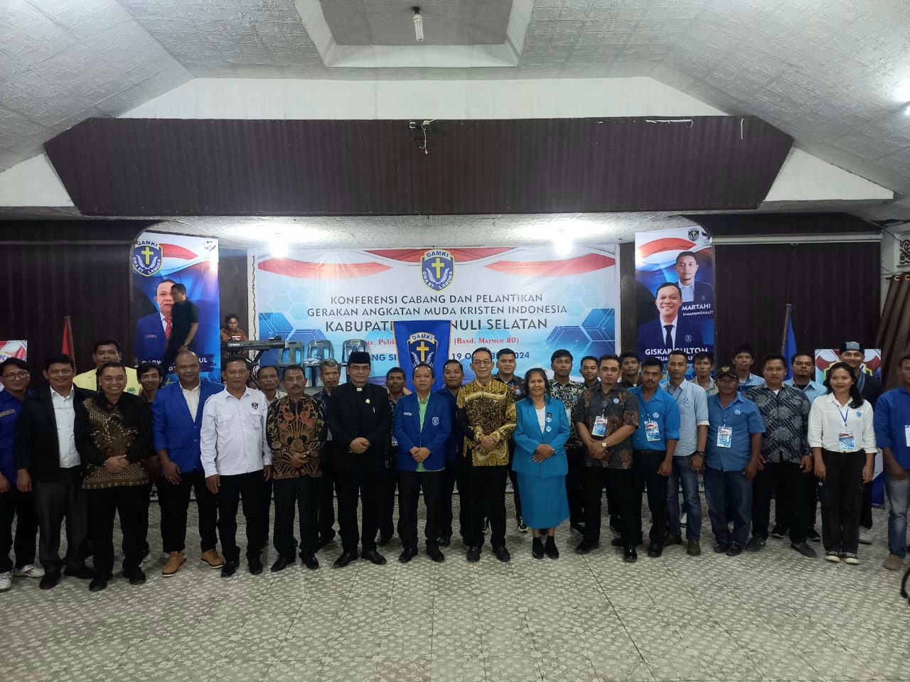 Gus Irawan berfoto bersama para Tokoh dan Pengurus usai pelantikan GAMKI Tapsel periode 2024-2027 di Padangsidimpuan