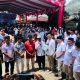 Paslon Bupati dan Wakil Bupati No.1, Gus Irawan Pasaribu bersama Jafar Syahbuddin Ritonga (BAGUSI), didampingi para kader DPC Partai Gerindra Tapsel dan seribuan masyarakat yang hadir Nobar pelantikan Presiden-Wakil Presiden RI terpilih menyerahkan bantuan pembangunan Jalan menuju Dusun Tangga Batu di Lapangan pinggir Jalan Sibolga dan Padangsidimpuan di Parsalakan secara simbolis
