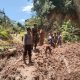 Bersama Babinsa dan masyarakat sekitar, personel Polsek SD Hole bergotongroyong bersihkan material longsor yang menimbun akses jalan penghubung antar dua Desa di Kecamatan Aek Bilah, Kabupaten Tapsel