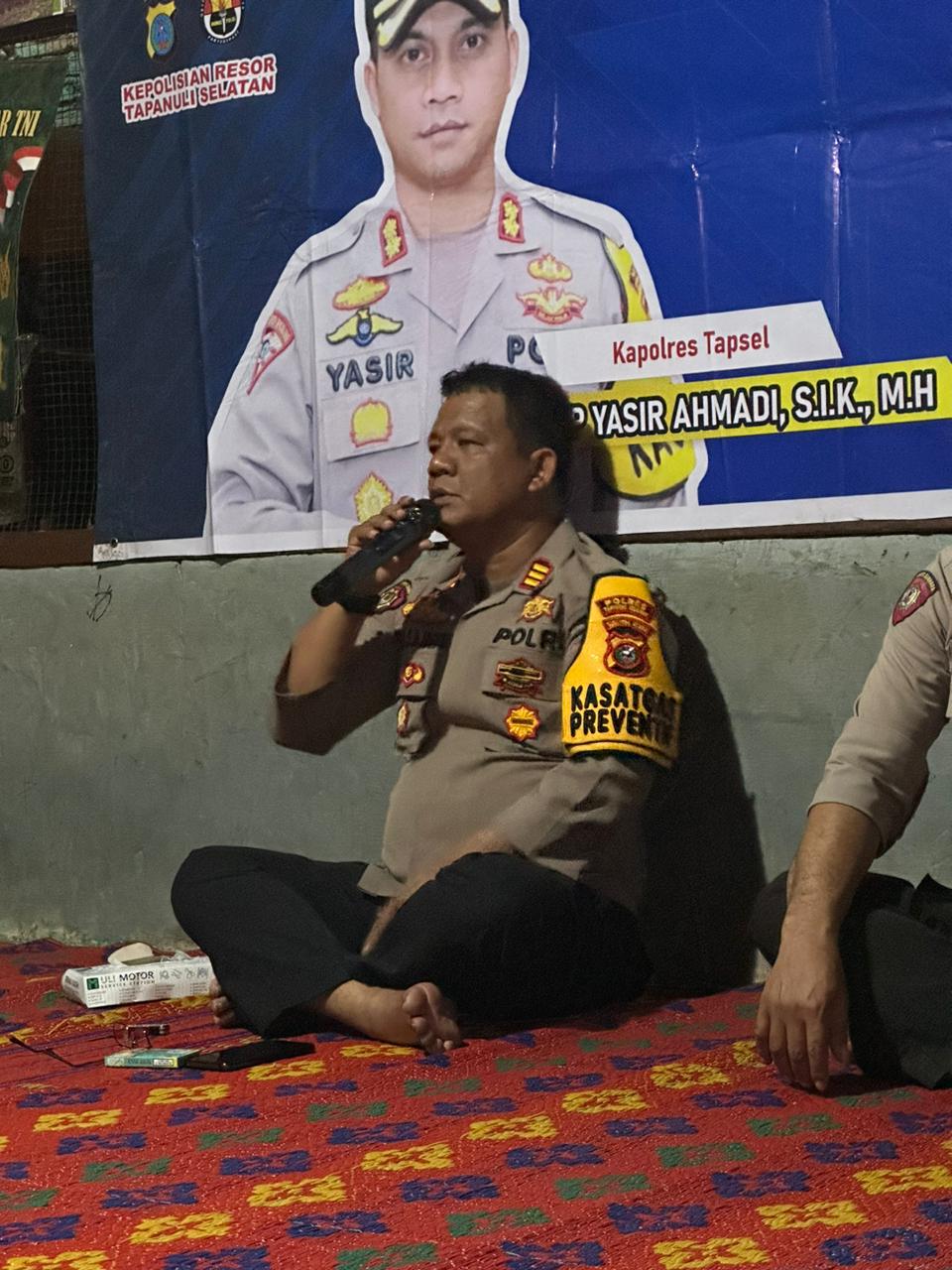 Kasat Samapta Polres Tapsel, AKP Tona Simanjuntak, saat memberikan arahan ke masyarakat di sela gerakan Kapolres Jelajah Huta